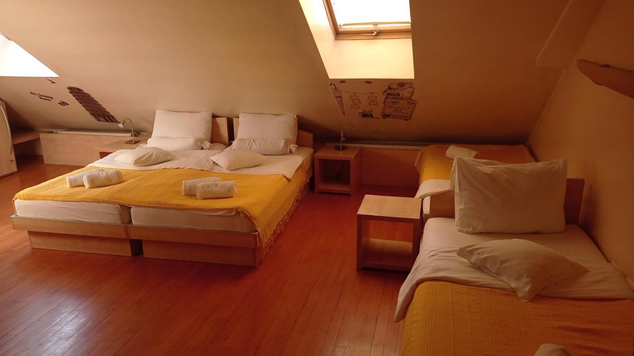 Car Royal Apartments And Rooms Novi Sad Exterior photo