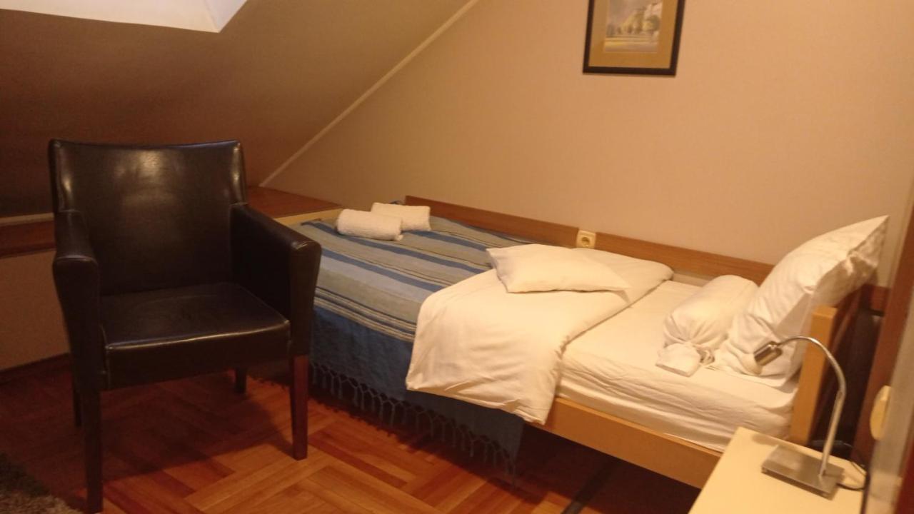 Car Royal Apartments And Rooms Novi Sad Exterior photo