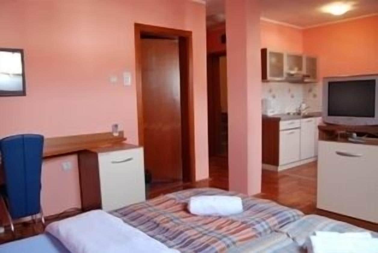 Car Royal Apartments And Rooms Novi Sad Exterior photo