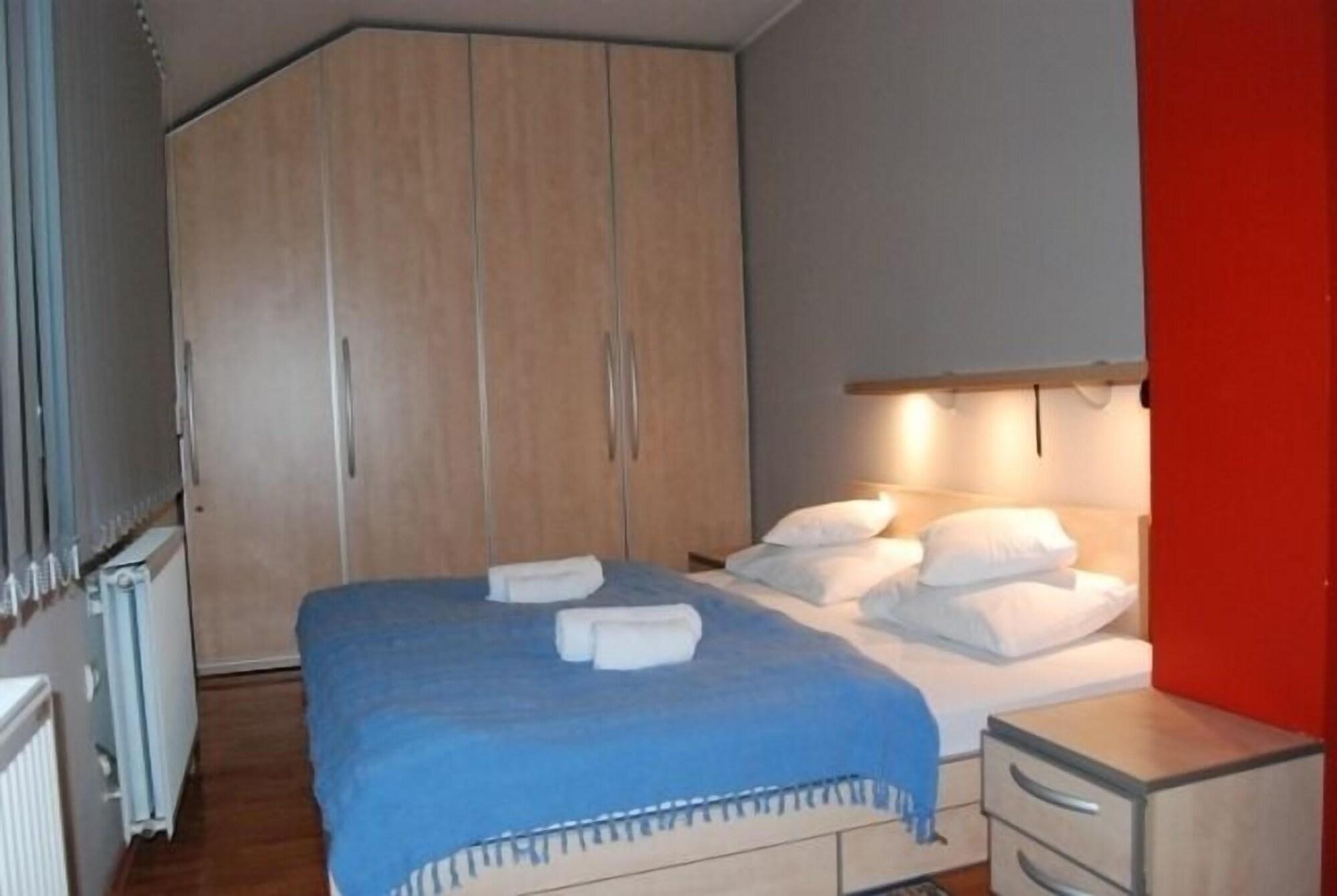 Car Royal Apartments And Rooms Novi Sad Room photo