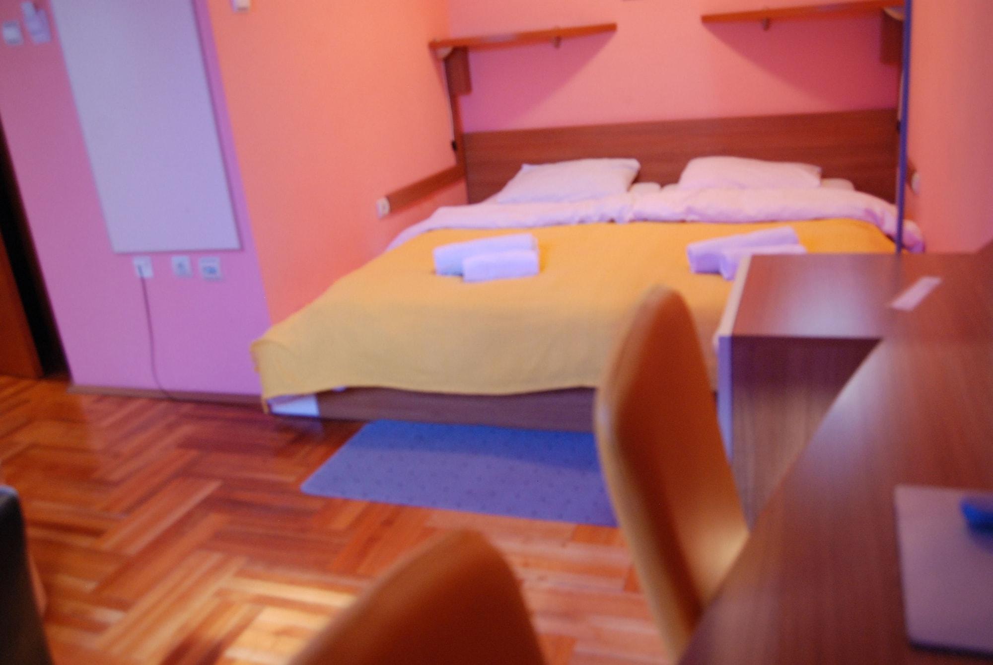 Car Royal Apartments And Rooms Novi Sad Exterior photo